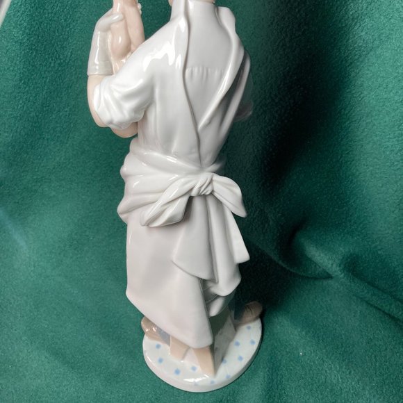 Lladro Obstetrician Doctor with Baby - Picture 5 of 10